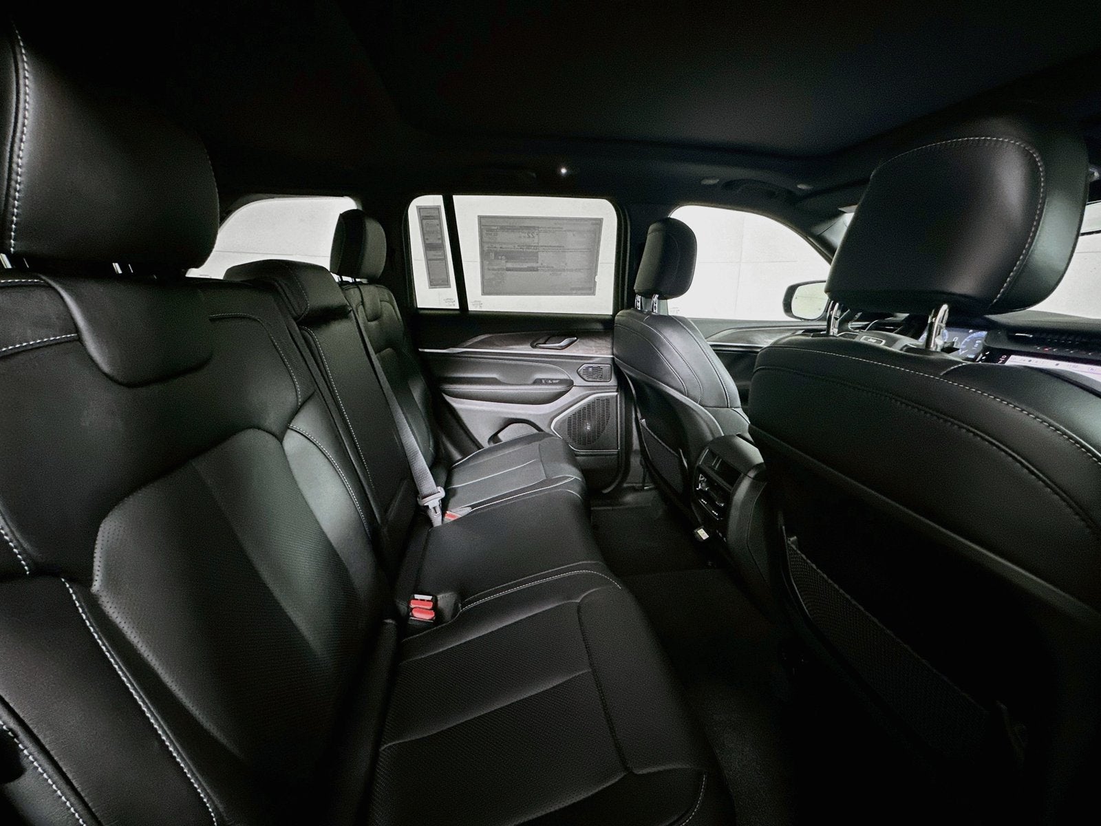 2027 Jeep Grand Cherokee GRAND CHEROKEE LIMITED RESERVE 4X4