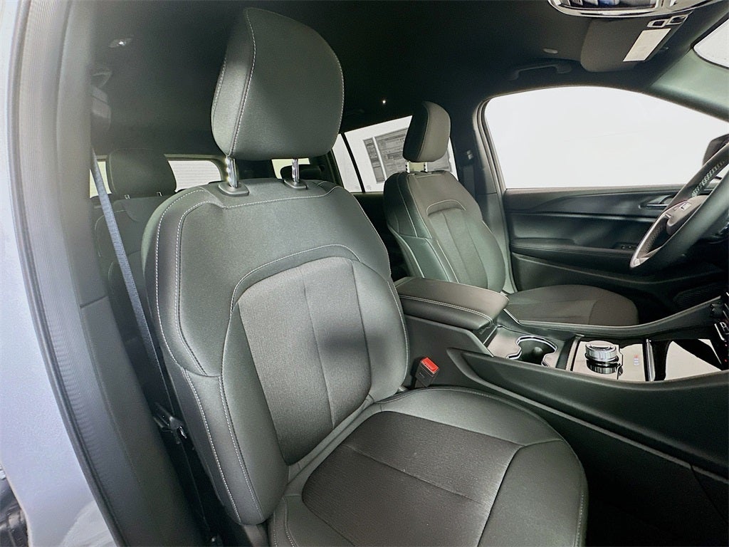 2025 Jeep Grand Cherokee GRAND CHEROKEE L LAREDO 4X4