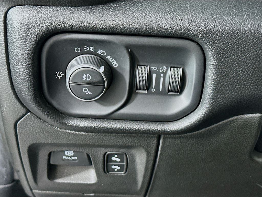 2019 RAM 1500 Laramie Crew Cab 4x4 5'7' Box